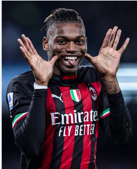 Leao trong màu áo AC Milan. 